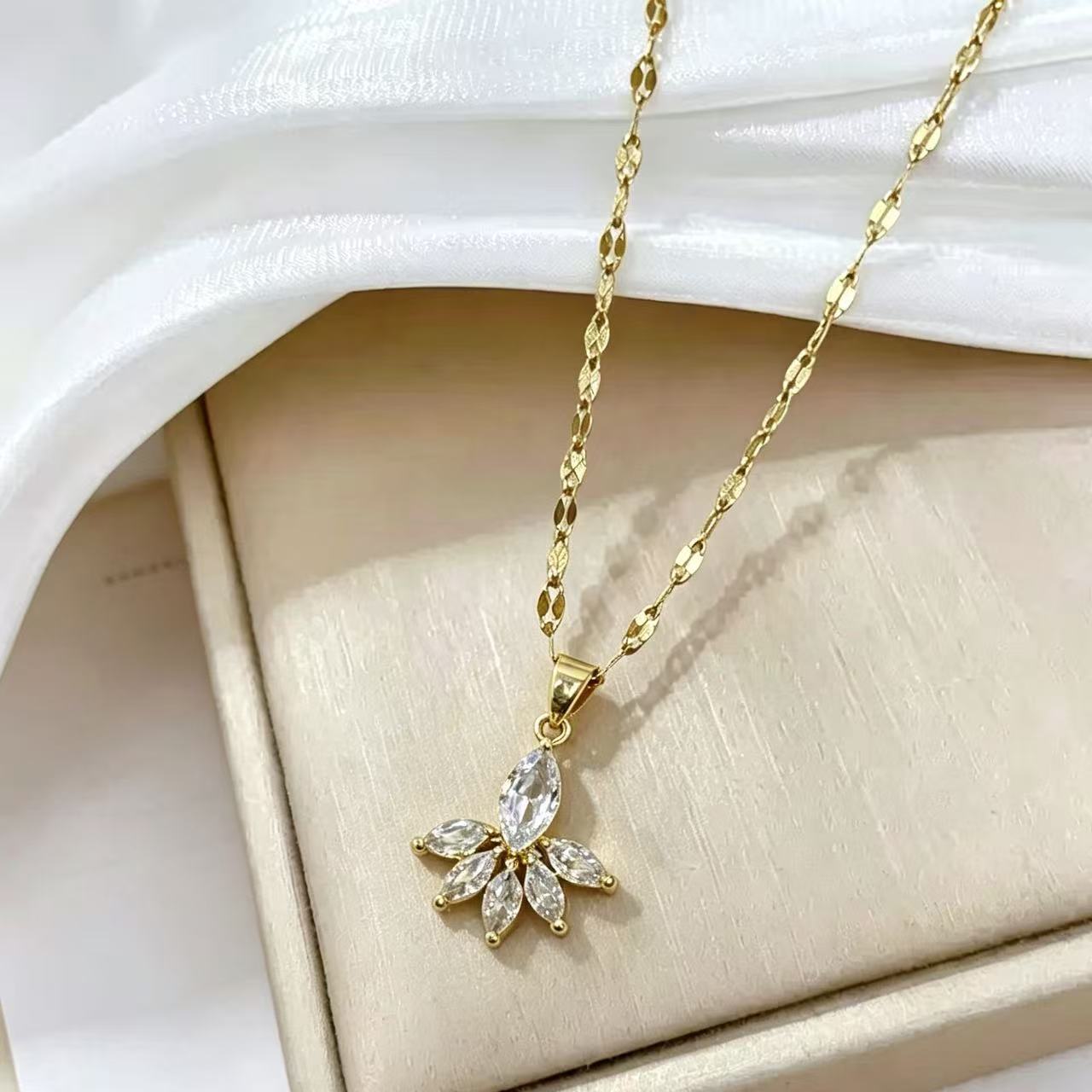 Flora | Roselle Gold Necklace